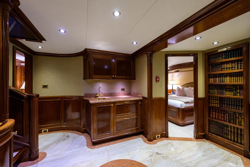 Excellence Yacht Photos Pics Luxurious Richmond Yachts 150 interior, featuring elegant woodwork and a cozy bedroom, 2010 model.
