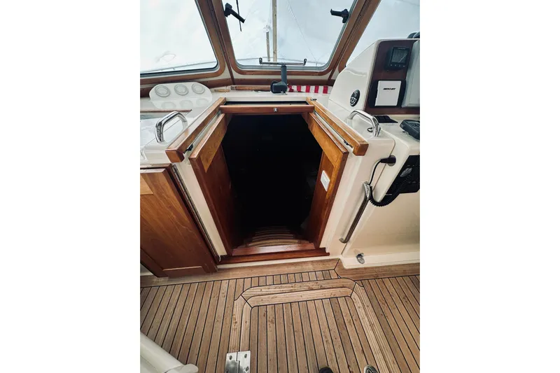 Grand Finale Yacht Photos Pics 2008 Sabre 38 Hard Top Express cabin entrance with wooden flooring and control panel.