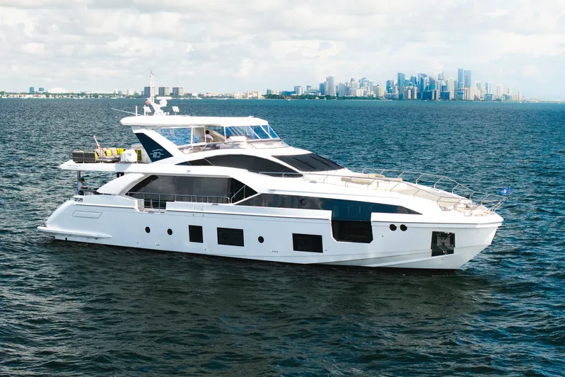 No Name Yacht Photos Pics Luxury Azimut Grande 27 METRI yacht cruising on open water, 2022 model.