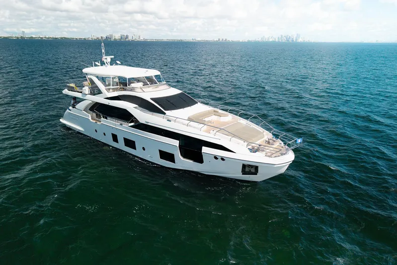 No Name Yacht Photos Pics Luxurious 2022 Azimut Grande 27 METRI yacht cruising on open water.
