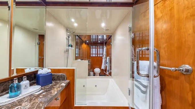 B Happy Yacht Photos Pics Master tub