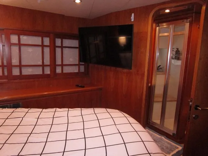 B Happy Yacht Photos Pics Captain's cabin