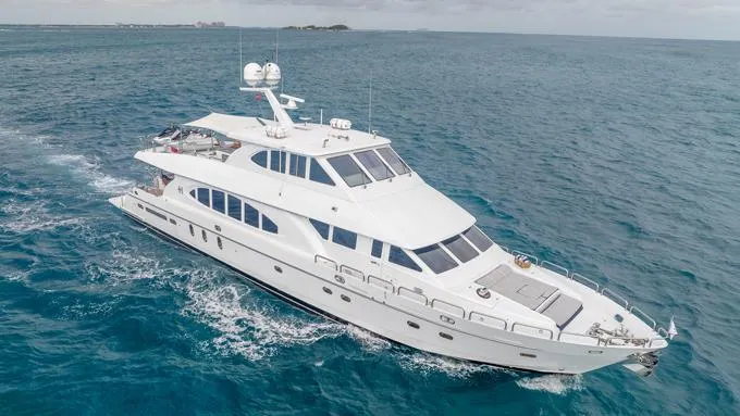 B Happy Yacht Photos Pics Bow quarter