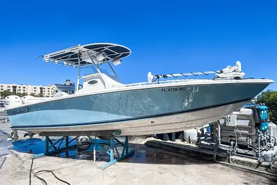 Island Runner 26 Center Console