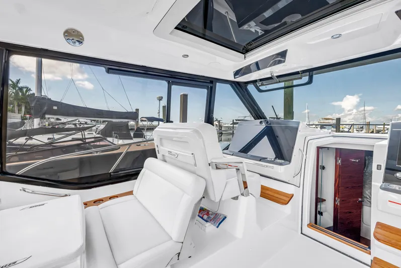  Yacht Photos Pics Interior of 2023 Boston Whaler 405 Conquest boat, featuring modern helm and seating.