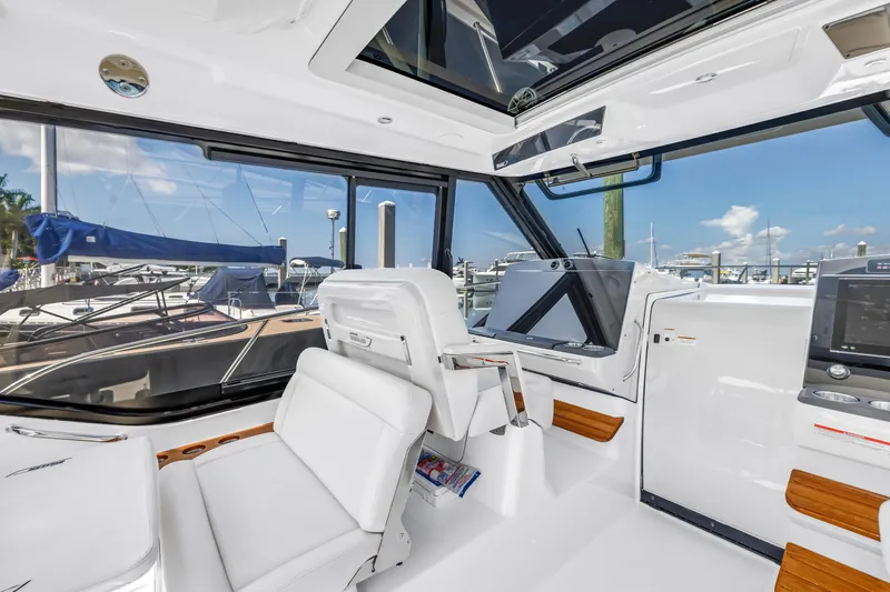  Yacht Photos Pics Interior of 2023 Boston Whaler 405 Conquest yacht, featuring modern helm and seating.