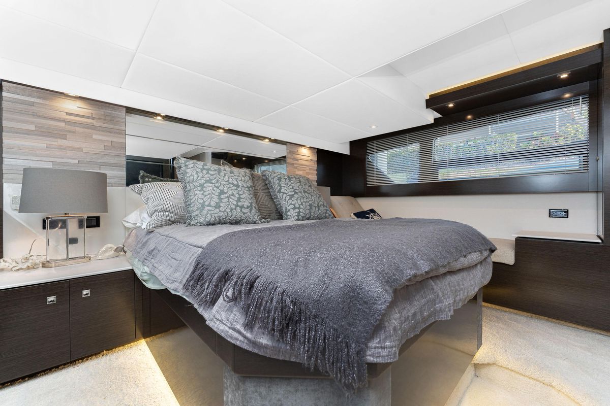 2018 Cruisers Yachts 49 