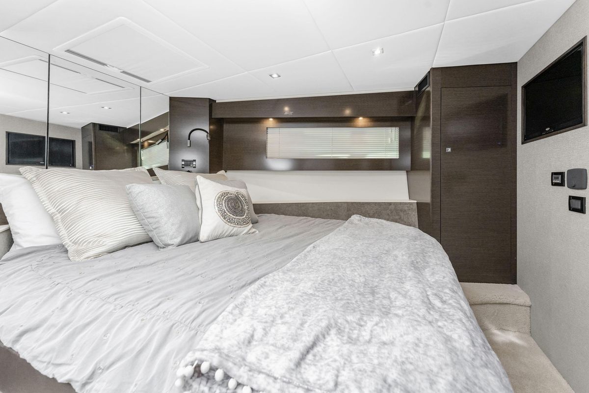2018 Cruisers Yachts 49 