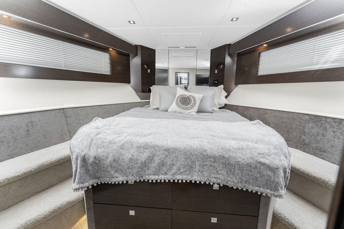 2018 Cruisers Yachts 49 