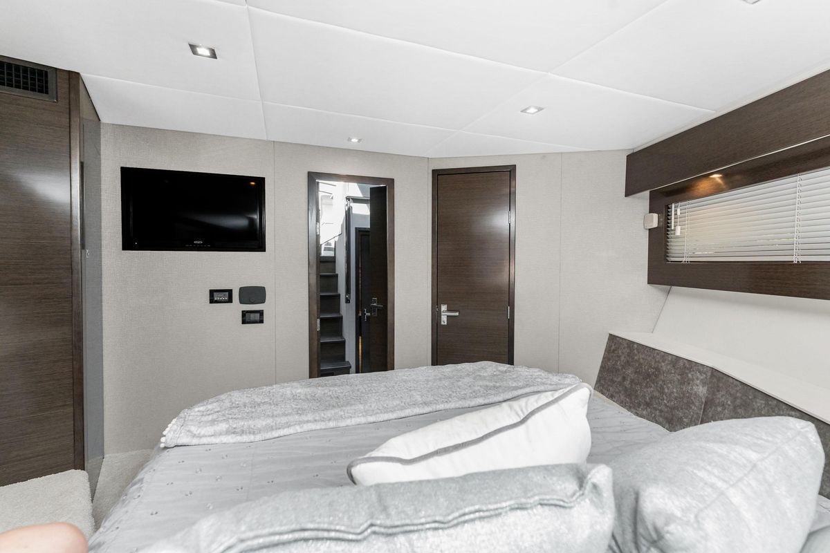 2018 Cruisers Yachts 49 