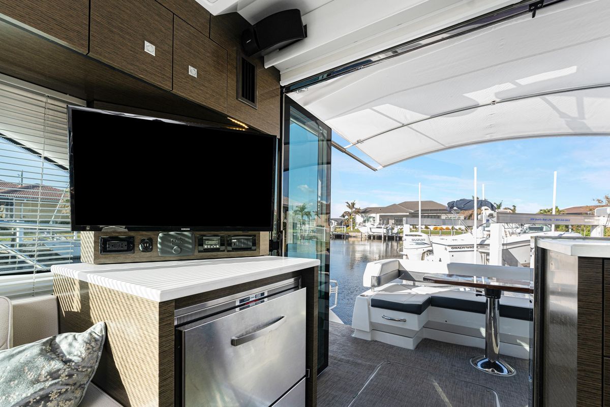 2018 Cruisers Yachts 49 