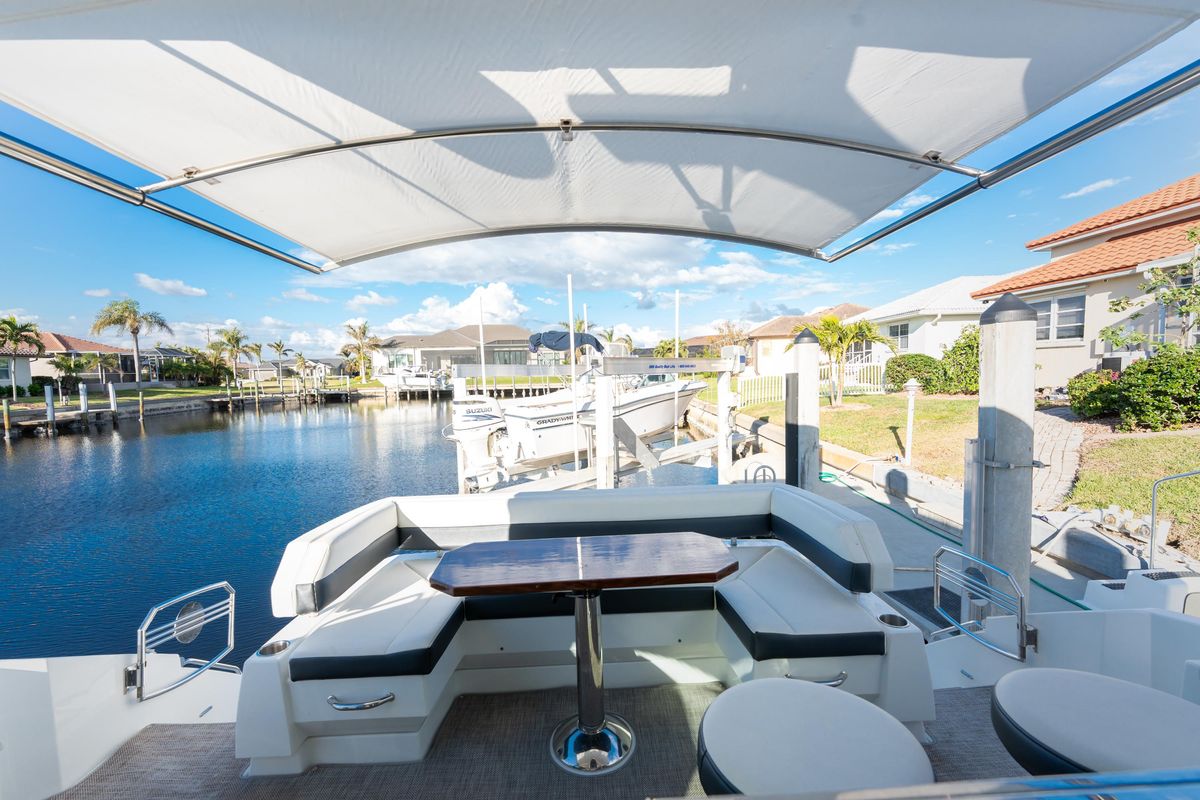 2018 Cruisers Yachts 49 