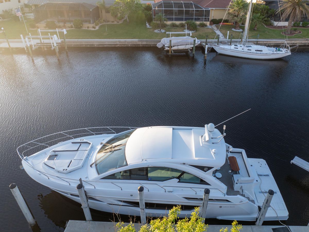 2018 Cruisers Yachts 49 