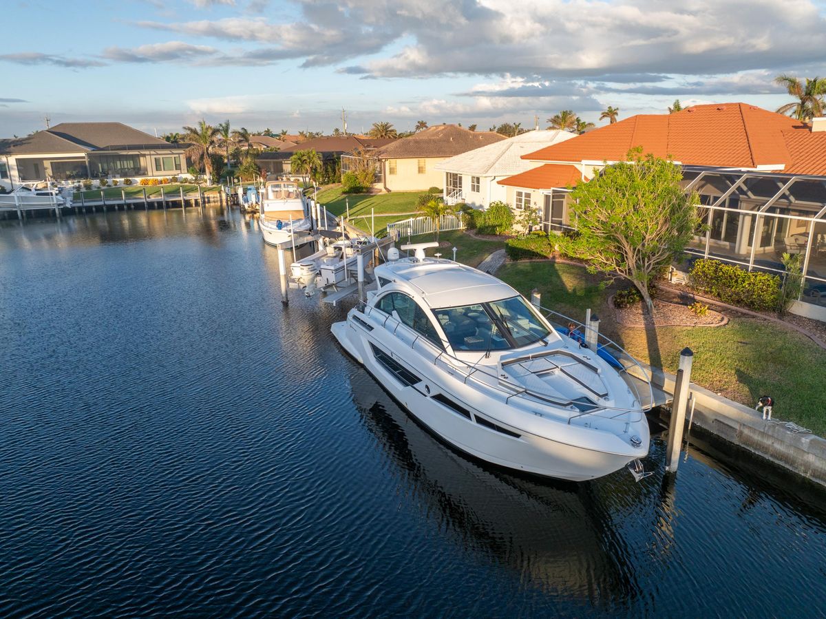 2018 Cruisers Yachts 49 