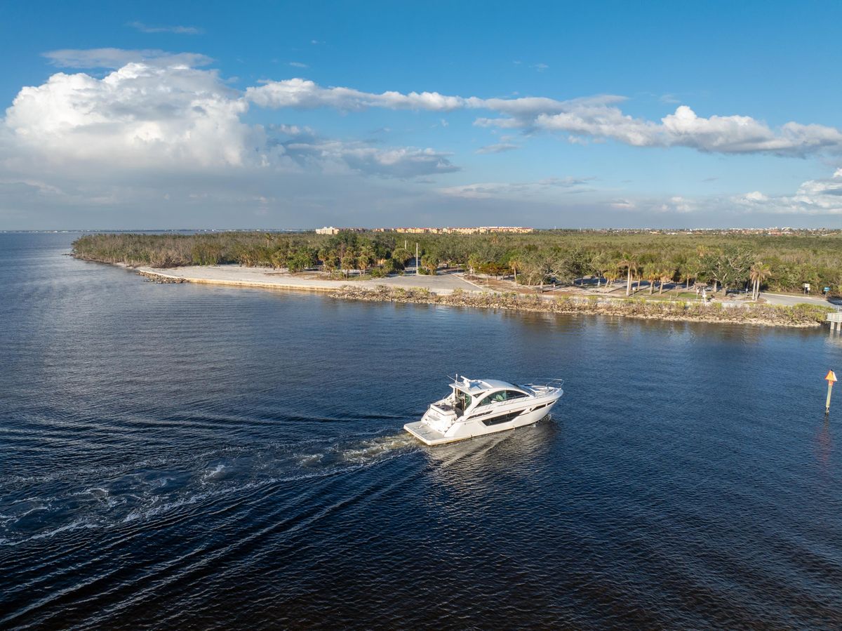 2018 Cruisers Yachts 49 