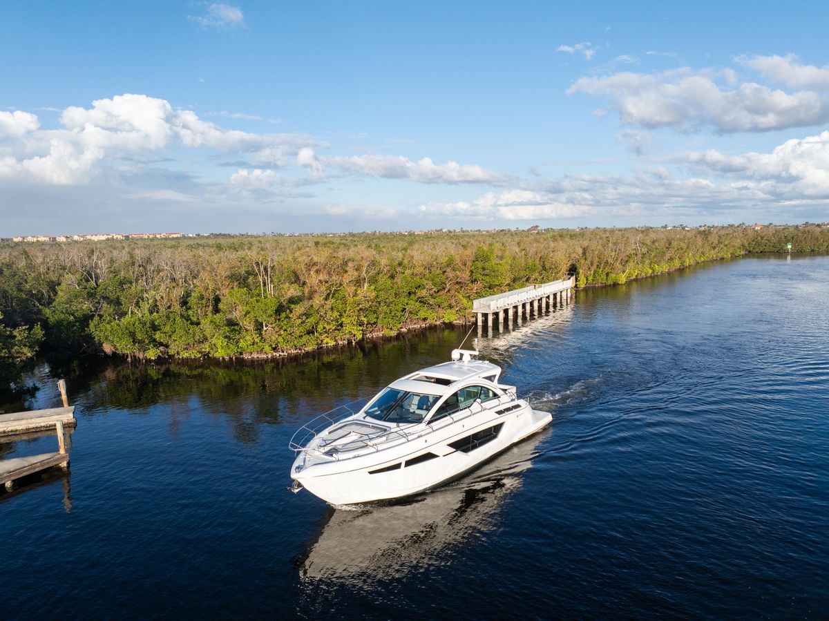 2018 Cruisers Yachts 49 