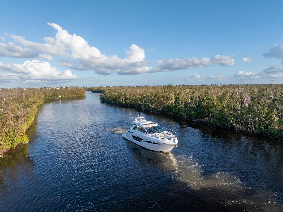 2018 Cruisers Yachts 49 