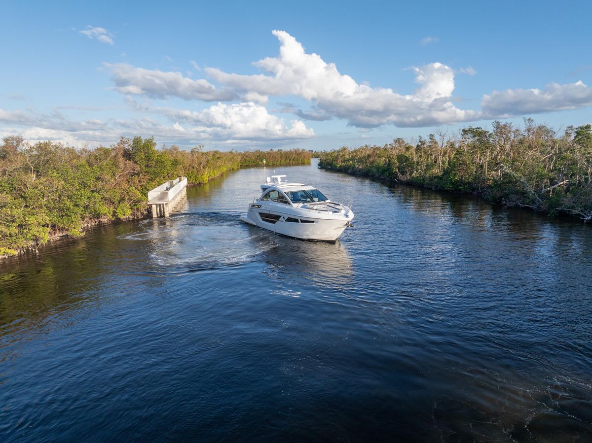 2018 Cruisers Yachts 49 