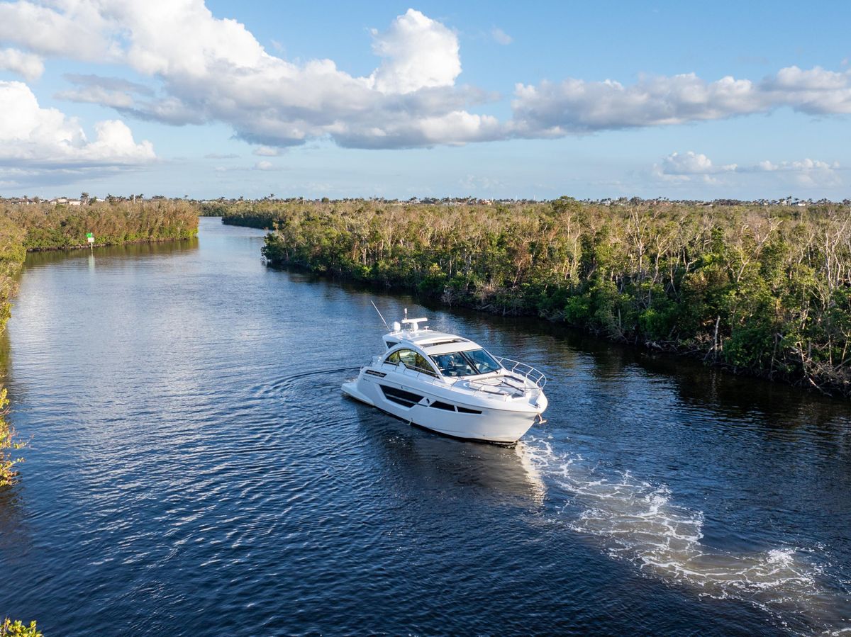 2018 Cruisers Yachts 49 