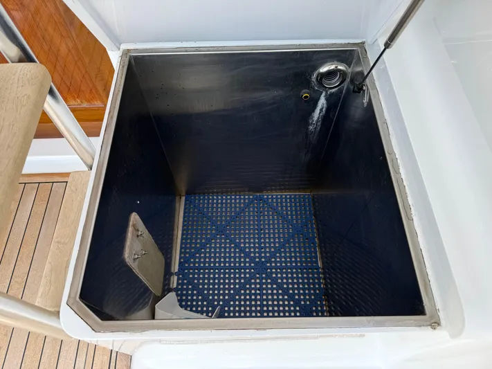 Gryphon Yacht Photos Pics Livewell on 2002 Custom Carolina Ritchie Howell boat with stainless steel interior.