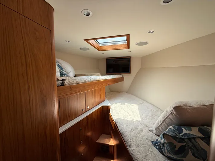 Gryphon Yacht Photos Pics Luxurious 2002 Custom Carolina Ritchie Howell yacht cabin with wooden interior and skylight.