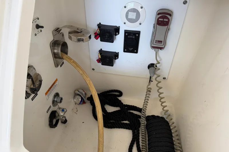  Yacht Photos Pics 2014 Sea Ray 540 Sundancer boat equipment panel with ropes and controls.