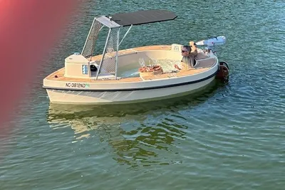 Spacruzzi V-1 Hot Tub Boat