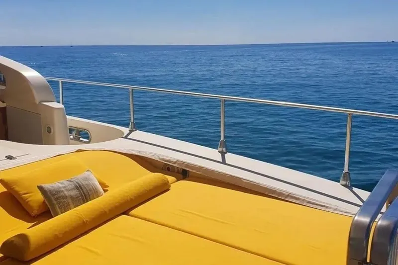  Yacht Photos Pics Luxurious deck of 2000 Cantieri dell'Arno Leopard 27 open yacht with ocean view.
