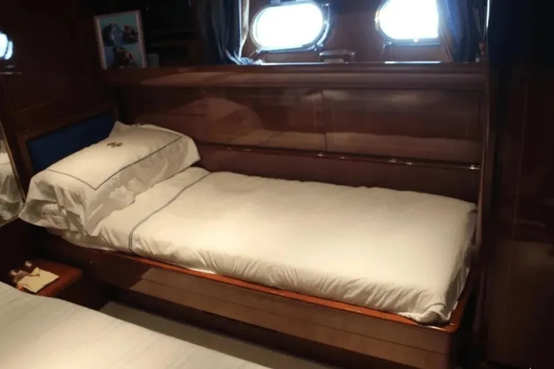  Yacht Photos Pics Luxurious cabin interior of 2000 Cantieri dell'Arno Leopard 27 open yacht.