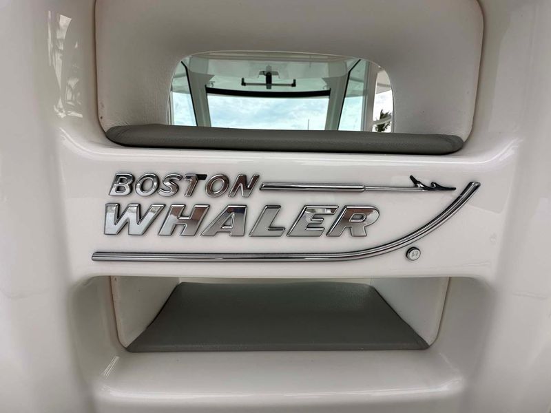 2016 Boston Whaler 350 Outrage