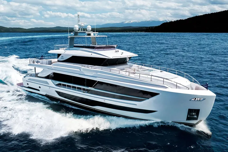 Horizon Fd110-007 / Available Winter 2026 Yacht Photos Pics FD110 Sistership running photo.