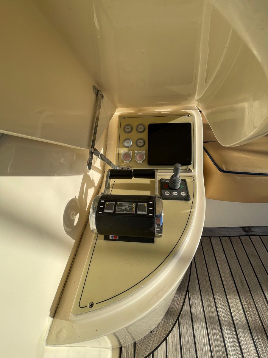 2006 Mochi Craft 74 