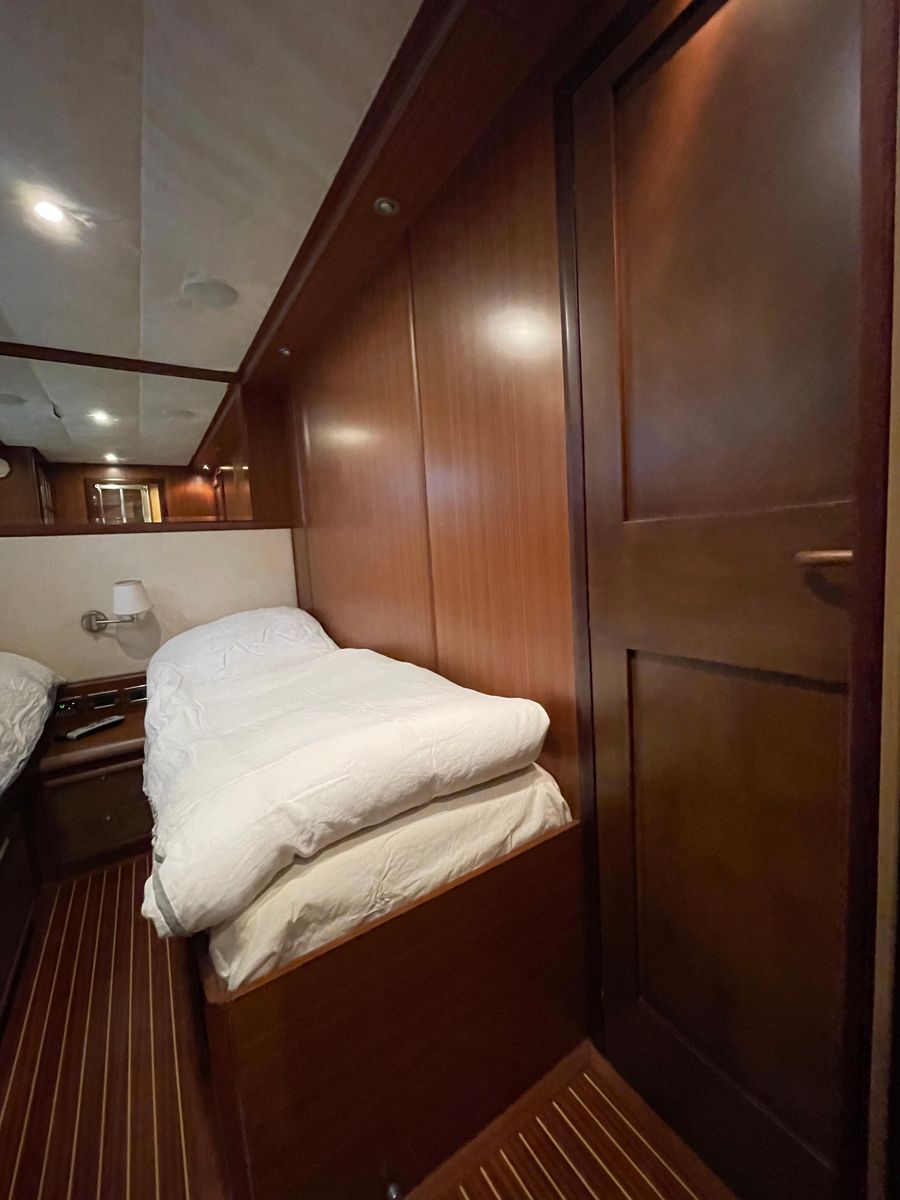 2006 Mochi Craft 74 