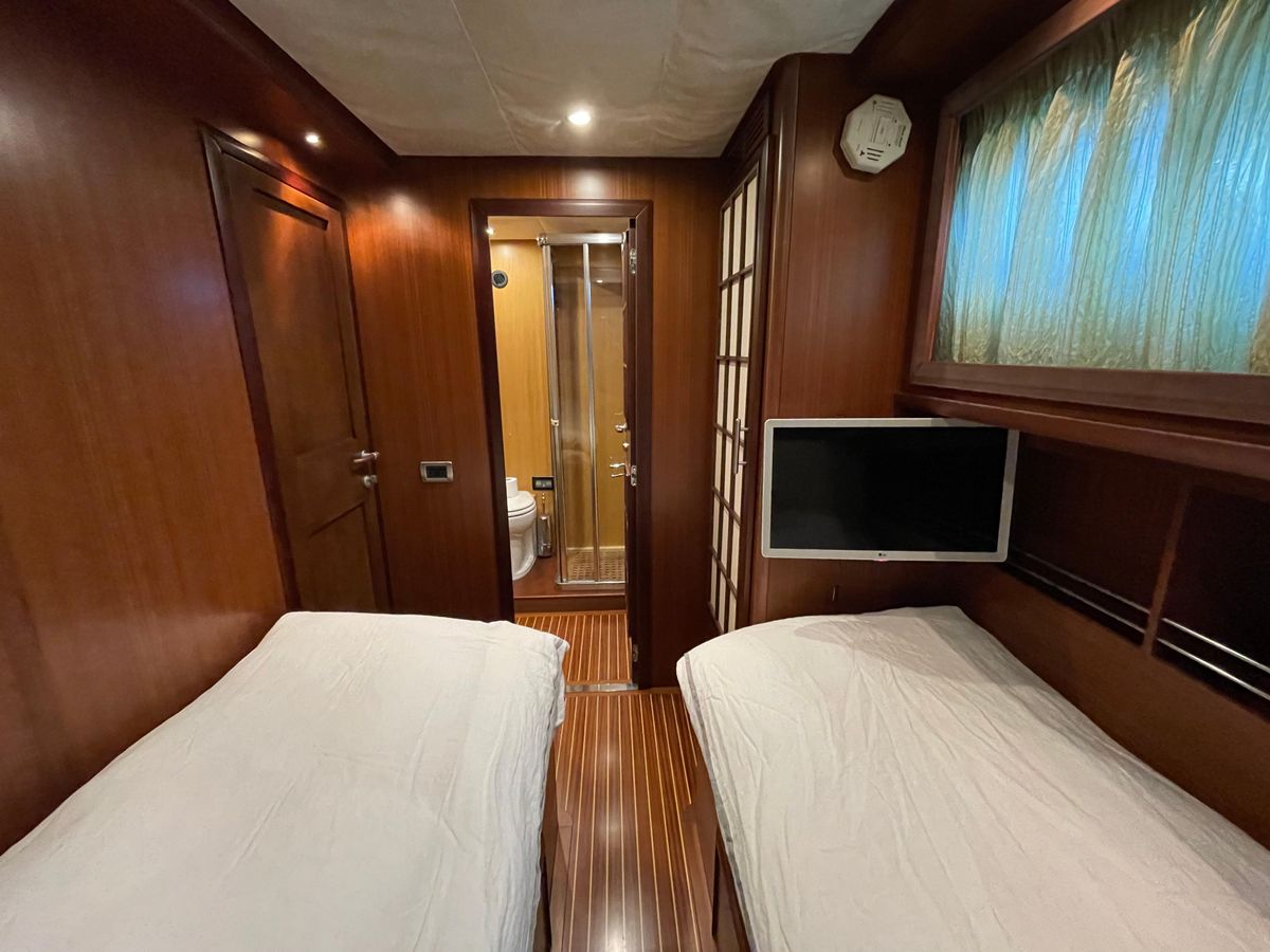 2006 Mochi Craft 74 