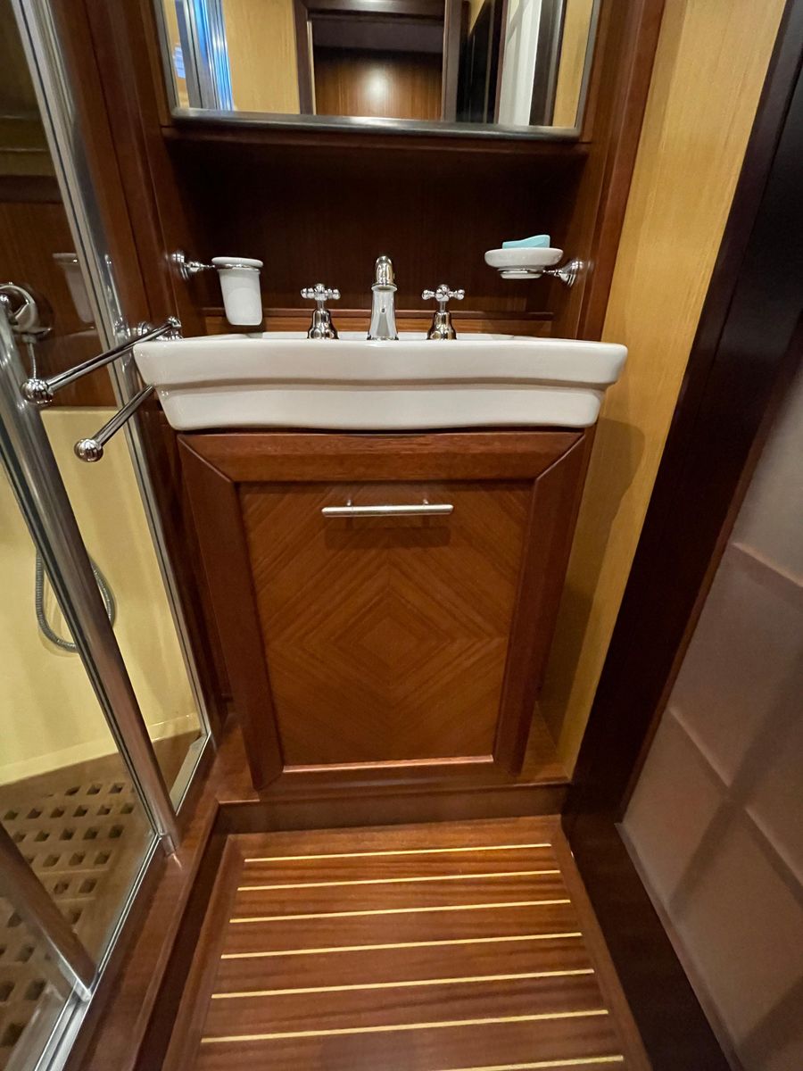 2006 Mochi Craft 74 