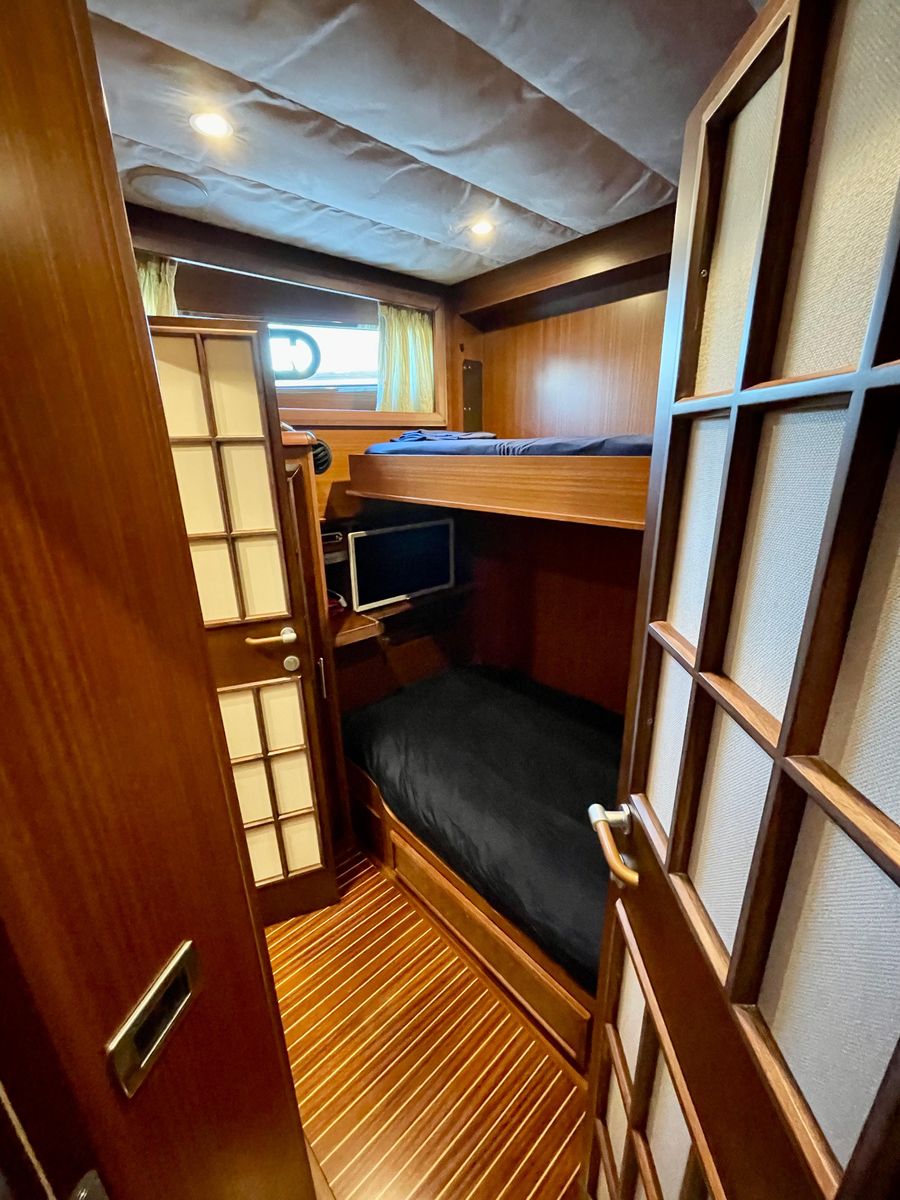 2006 Mochi Craft 74 