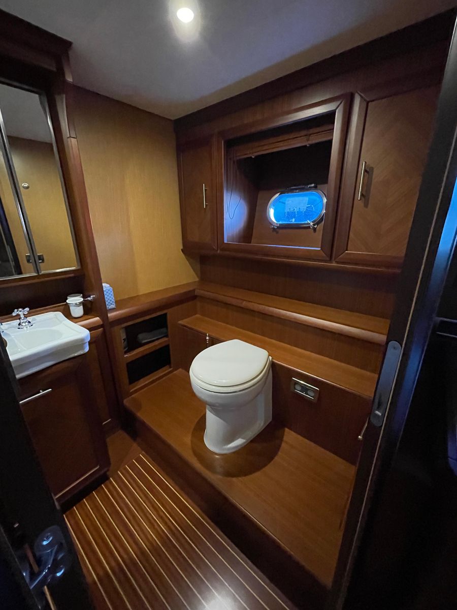 2006 Mochi Craft 74 