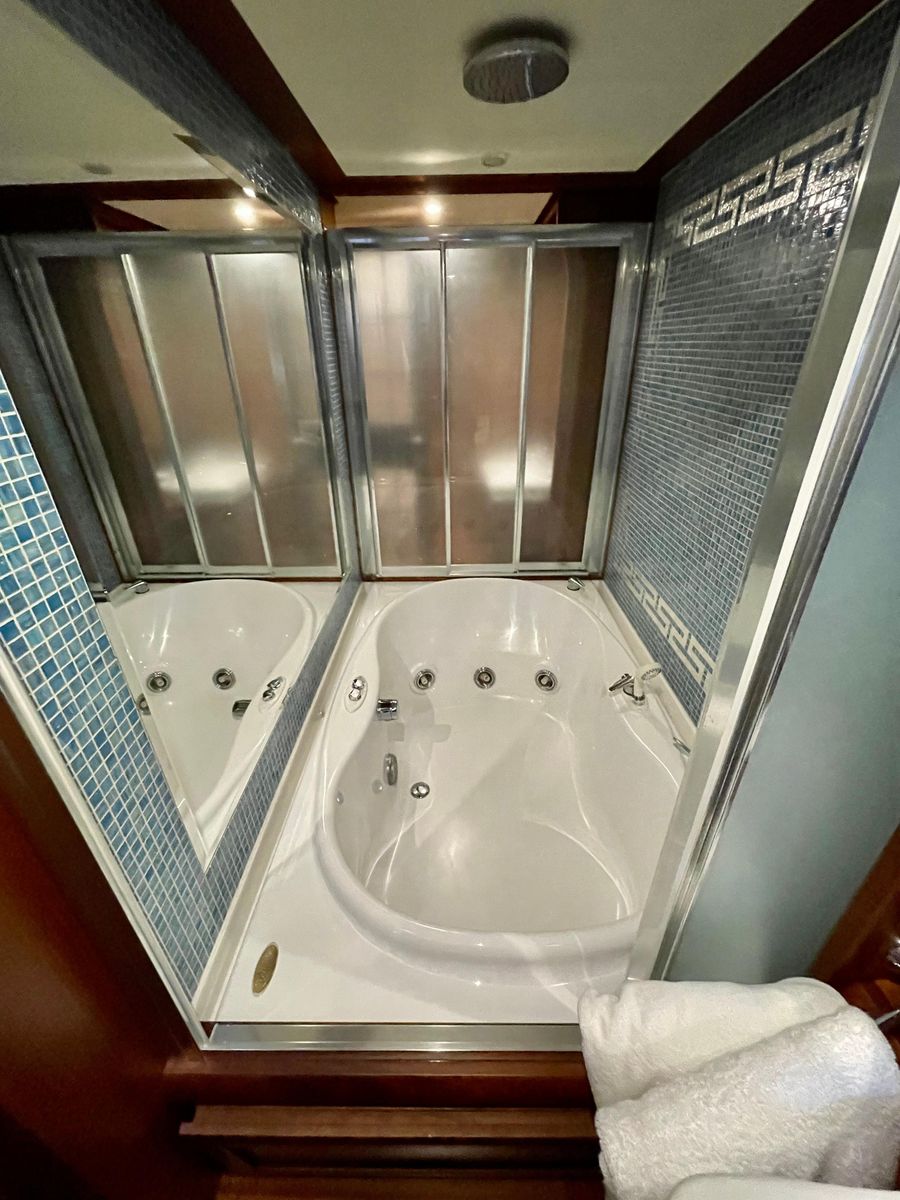 2006 Mochi Craft 74 