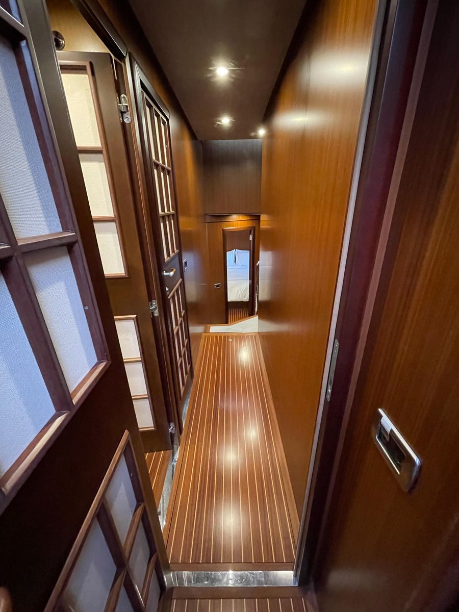 2006 Mochi Craft 74 