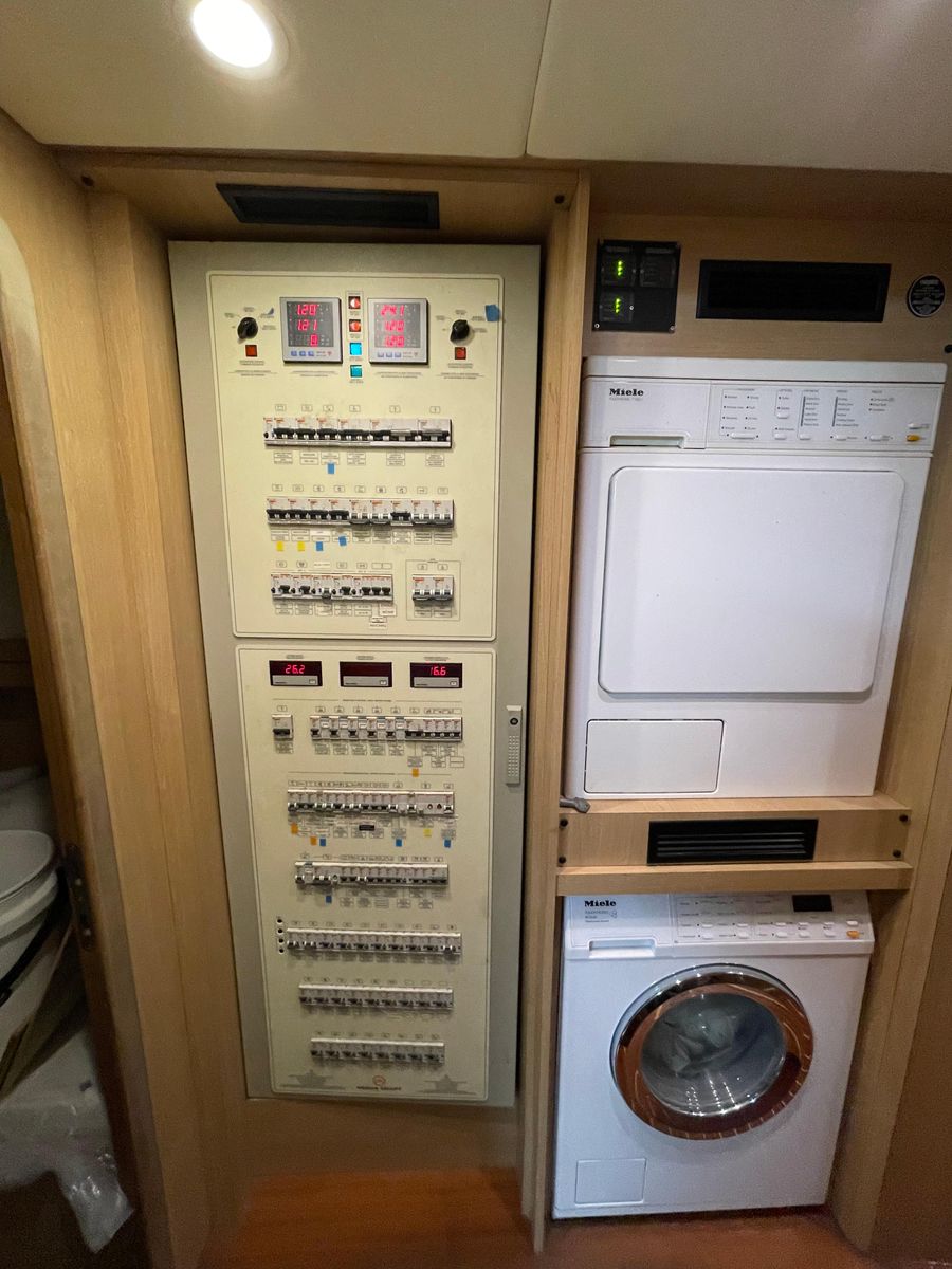 2006 Mochi Craft 74 