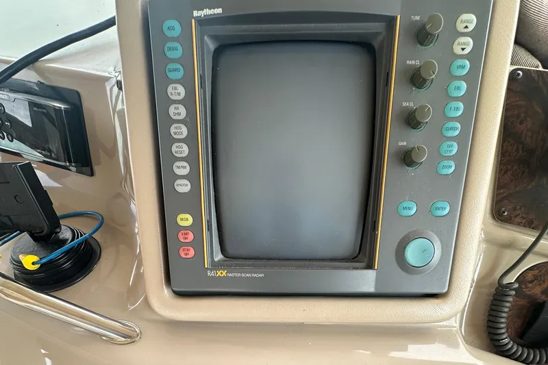 Bad Habit Yacht Photos Pics Raytheon radar display on 1998 Sea Ray 450 Sundancer boat dashboard.
