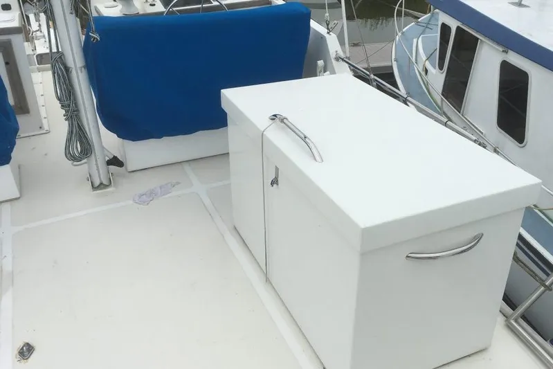  Yacht Photos Pics Deck of 1997 Willard Marine 40 Pilothouse Trawler with storage box and blue seating.