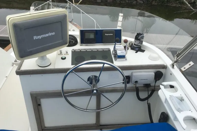  Yacht Photos Pics Control panel of 1997 Willard Marine 40 Pilothouse Trawler with Raymarine and Garmin equipment.