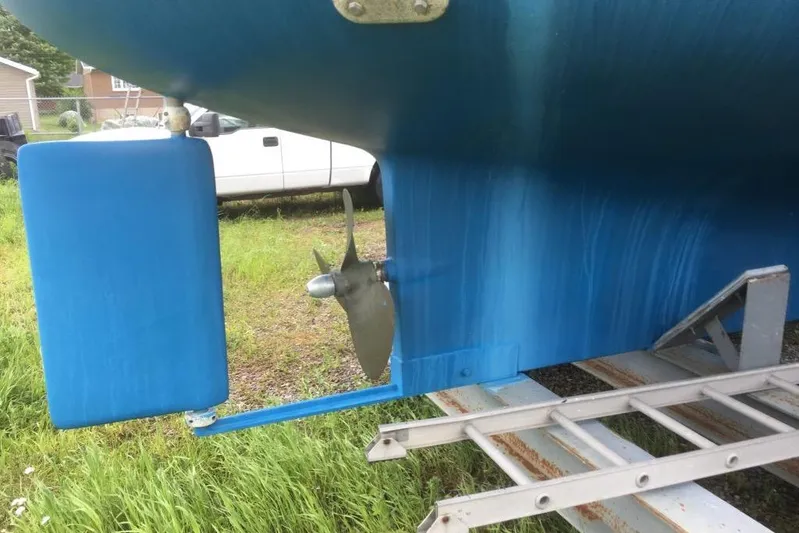  Yacht Photos Pics Close-up of 1997 Willard Marine 40 Pilothouse Trawler's blue hull and propeller.