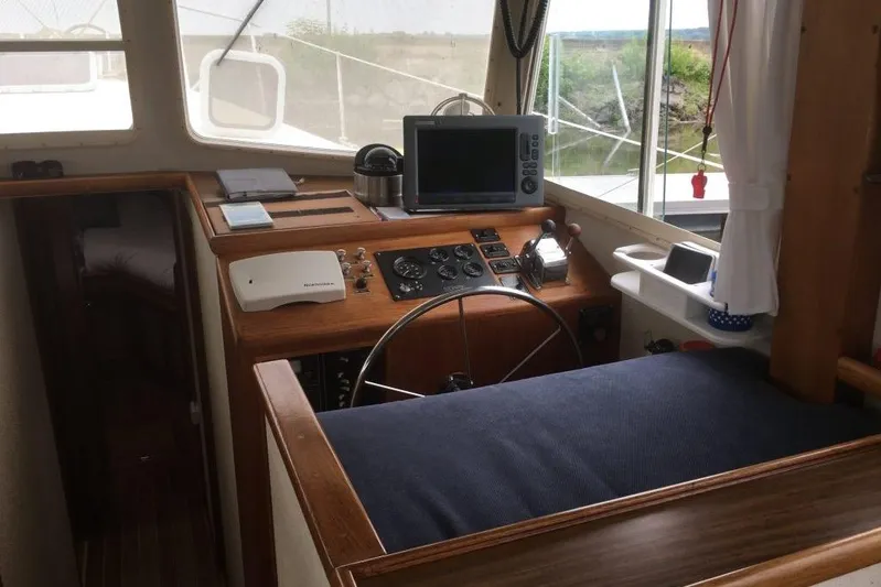  Yacht Photos Pics Pilothouse interior of 1997 Willard Marine 40 Pilothouse Trawler with navigation equipment.