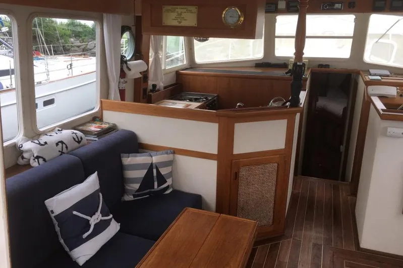  Yacht Photos Pics Interior of 1997 Willard Marine 40 Pilothouse Trawler with cozy seating and nautical decor.