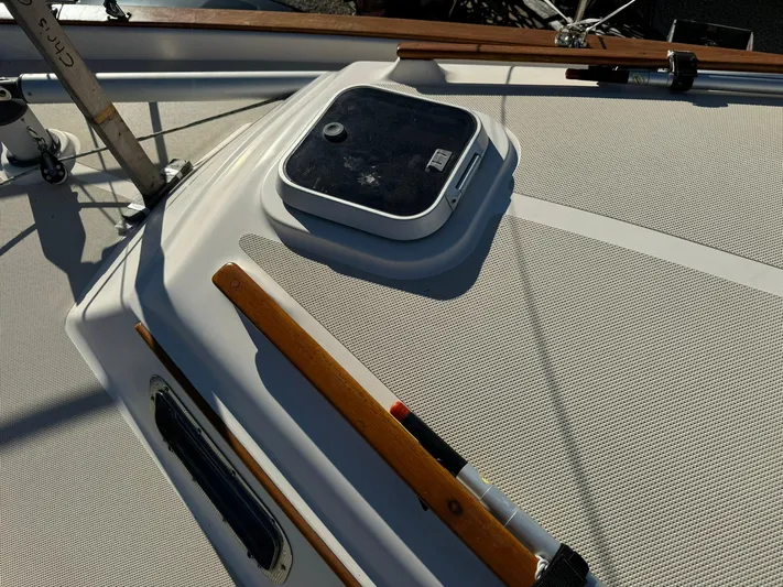 Essence Yacht Photos Pics 1998 Island Packet 40 sailboat deck with hatch and wooden handrails.
