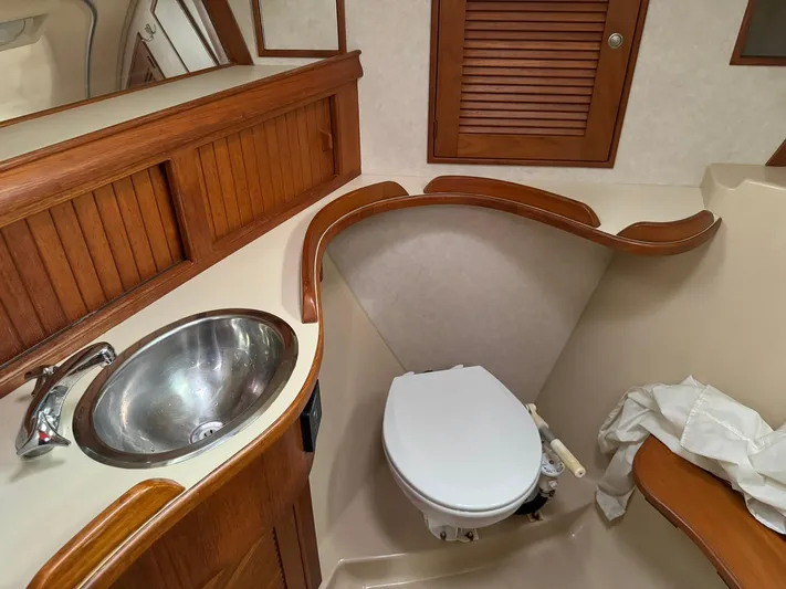 Essence Yacht Photos Pics Island Packet 40 yacht bathroom with sink and toilet, 1998 model.