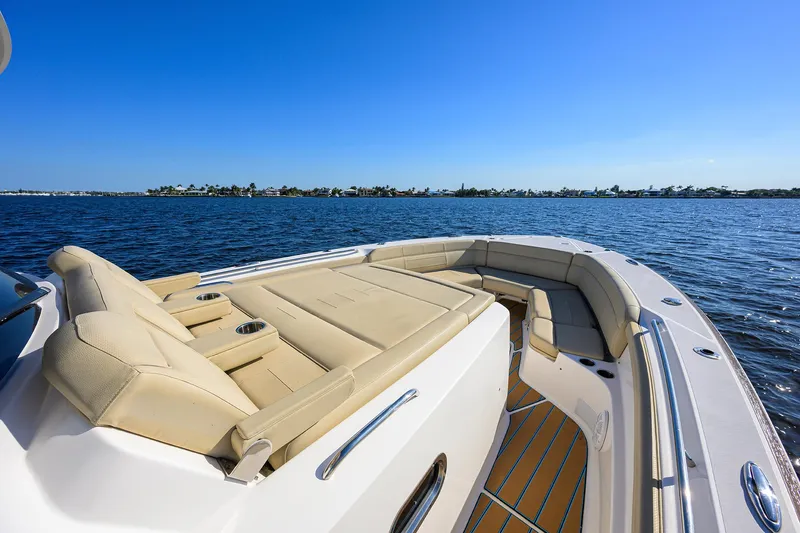 40 Pursuit 2017 Yacht Photos Pics Pursuit 40 2017 - Exterior Bow