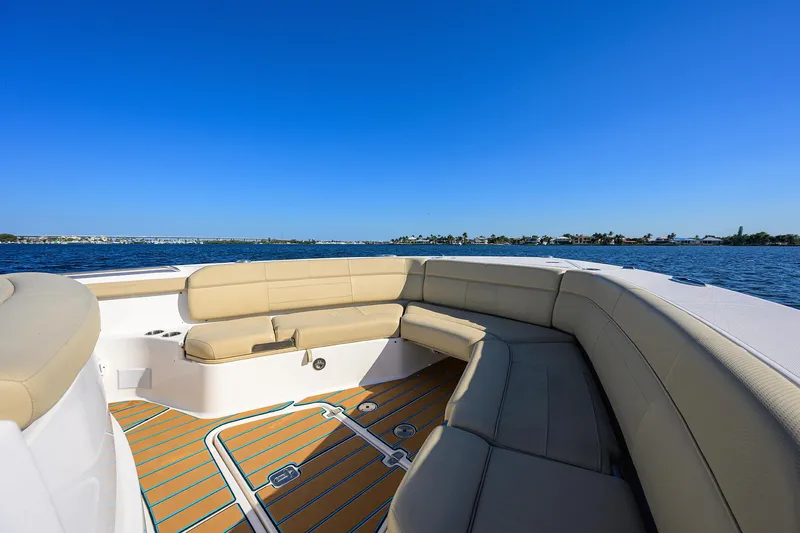 40 Pursuit 2017 Yacht Photos Pics Pursuit 40 2017 - Exterior Bow